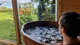 Image 7 of 8 -
            Experience Ice Bath to get an impression of WHM Fundamentals Workshop at Deurne